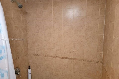 Condo in Miami, Florida, 2 bedrooms  № 2073708 - photo 12