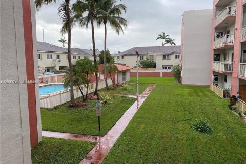 Condo in Miami, Florida, 2 bedrooms  № 2073708 - photo 2