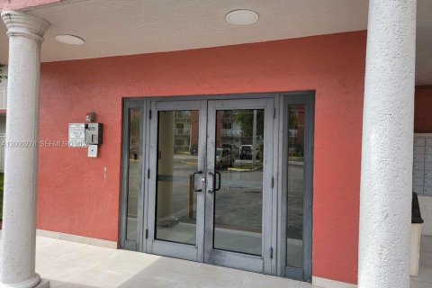 Condo in Miami, Florida, 2 bedrooms  № 2073708 - photo 27