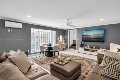 Townhouse in Miami, Florida 3 bedrooms, 156.08 sq.m. № 2003563 - photo 3