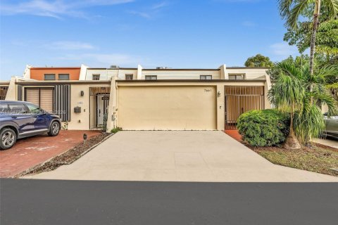 Townhouse in Miami, Florida 3 bedrooms, 156.08 sq.m. № 2003563