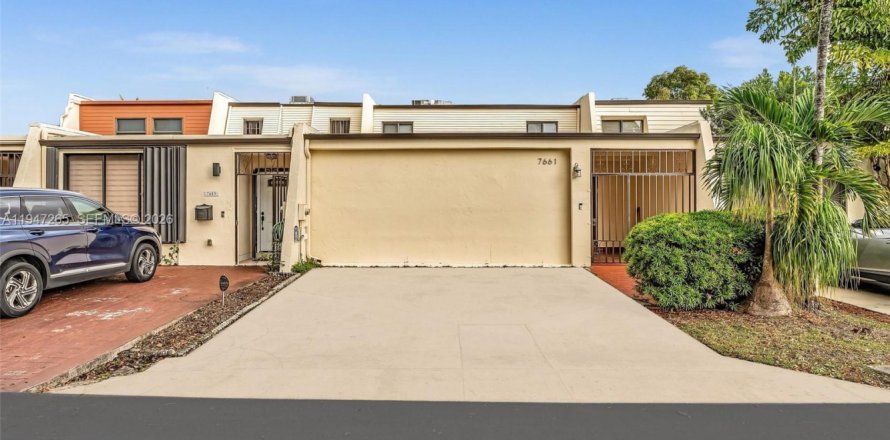 Townhouse in Miami, Florida 3 bedrooms, 156.08 sq.m. № 2003563