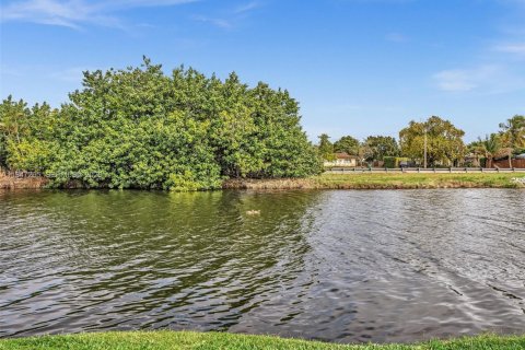 Townhouse in Miami, Florida 3 bedrooms, 156.08 sq.m. № 2003563 - photo 28