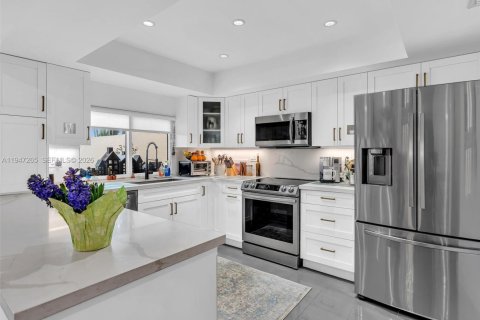 Townhouse in Miami, Florida 3 bedrooms, 156.08 sq.m. № 2003563 - photo 12