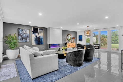 Townhouse in Miami, Florida 3 bedrooms, 156.08 sq.m. № 2003563 - photo 2