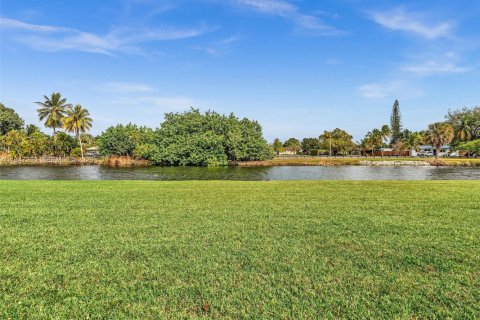 Townhouse in Miami, Florida 3 bedrooms, 156.08 sq.m. № 2003563 - photo 27