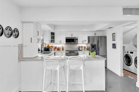 Townhouse in Miami, Florida 3 bedrooms, 156.08 sq.m. № 2003563 - photo 11