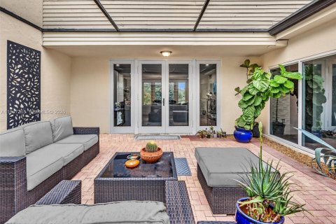 Townhouse in Miami, Florida 3 bedrooms, 156.08 sq.m. № 2003563 - photo 14