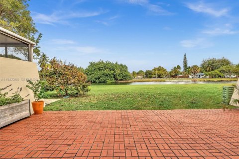 Townhouse in Miami, Florida 3 bedrooms, 156.08 sq.m. № 2003563 - photo 25