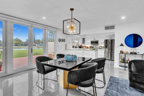 Townhouse in Miami, Florida 3 bedrooms, 156.08 sq.m. № 2003563 - photo 7