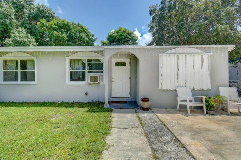 Villa ou maison à vendre à Lantana, Floride: 3 chambres, 83.8 m2 № 545025 - photo 1