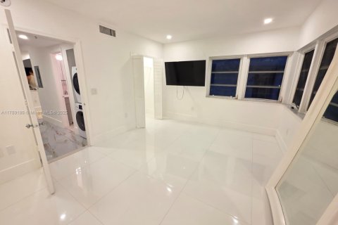 Condo in Miami Beach, Florida, 2 bedrooms  № 2014705 - photo 20