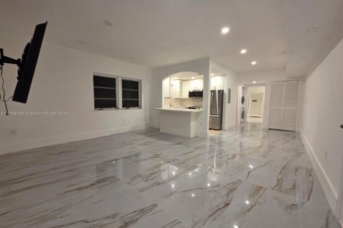 Condo in Miami Beach, Florida, 2 bedrooms  № 2014705 - photo 8