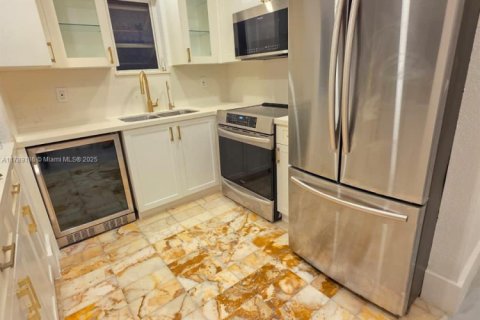 Condo in Miami Beach, Florida, 2 bedrooms  № 2014705 - photo 13