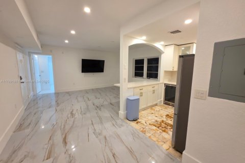 Condo in Miami Beach, Florida, 2 bedrooms  № 2014705 - photo 9