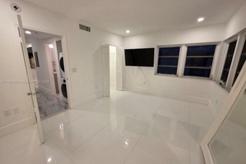 Condo in Miami Beach, Florida, 2 bedrooms  № 2014705 - photo 19