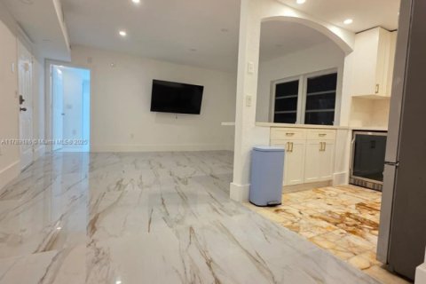 Condo in Miami Beach, Florida, 2 bedrooms  № 2014705 - photo 5