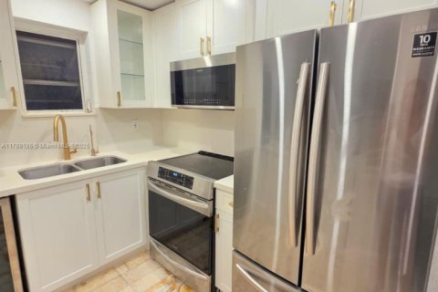 Condo in Miami Beach, Florida, 2 bedrooms  № 2014705 - photo 12