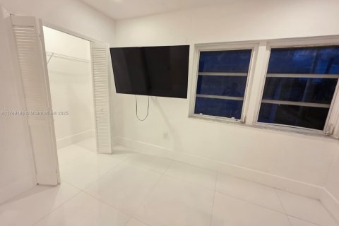 Condo in Miami Beach, Florida, 2 bedrooms  № 2014705 - photo 25