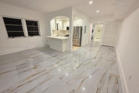 Condo in Miami Beach, Florida, 2 bedrooms  № 2014705