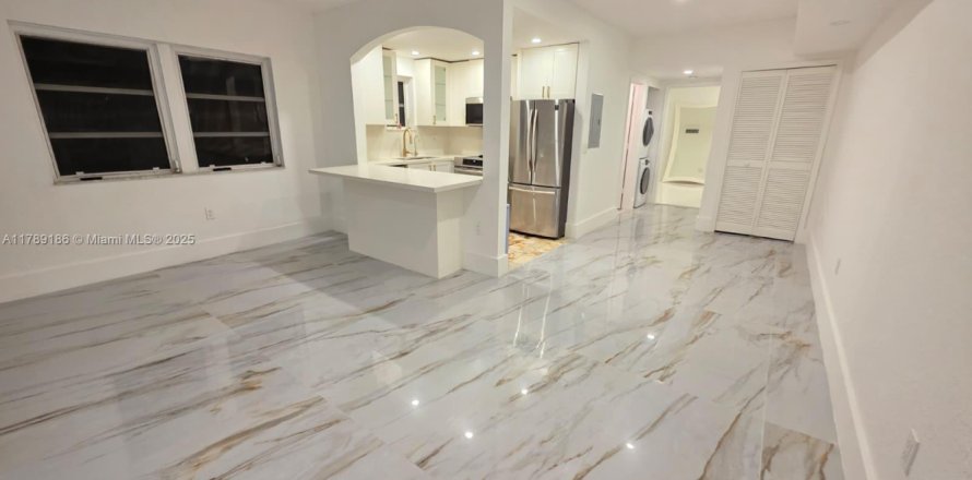 Condo in Miami Beach, Florida, 2 bedrooms  № 2014705