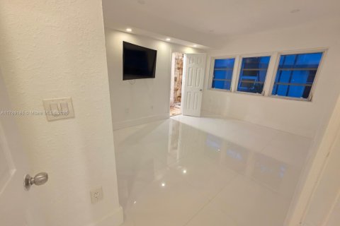 Condo in Miami Beach, Florida, 2 bedrooms  № 2014705 - photo 23