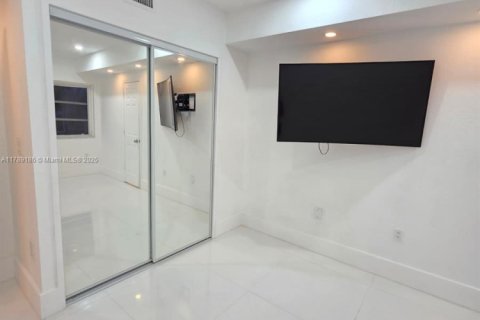 Condo in Miami Beach, Florida, 2 bedrooms  № 2014705 - photo 24