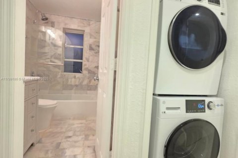 Condo in Miami Beach, Florida, 2 bedrooms  № 2014705 - photo 15