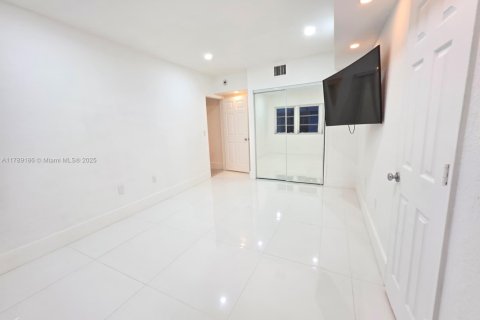 Condo in Miami Beach, Florida, 2 bedrooms  № 2014705 - photo 22