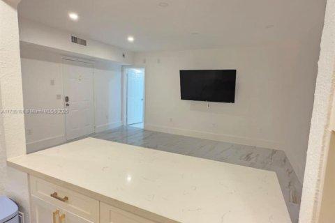 Condo in Miami Beach, Florida, 2 bedrooms  № 2014705 - photo 14