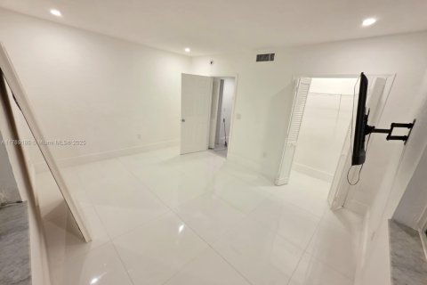 Condo in Miami Beach, Florida, 2 bedrooms  № 2014705 - photo 21