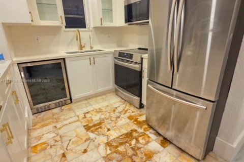 Condo in Miami Beach, Florida, 2 bedrooms  № 2014705 - photo 11