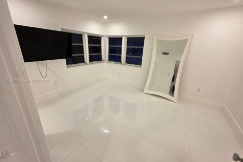 Condo in Miami Beach, Florida, 2 bedrooms  № 2014705 - photo 17