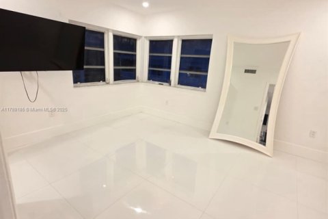 Condo in Miami Beach, Florida, 2 bedrooms  № 2014705 - photo 18
