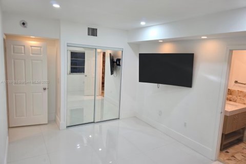 Condo in Miami Beach, Florida, 2 bedrooms  № 2014705 - photo 16