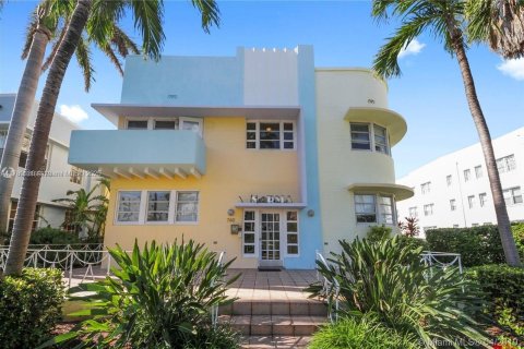 Condo in Miami Beach, Florida, 2 bedrooms  № 2014705 - photo 2