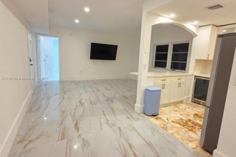 Condo in Miami Beach, Florida, 2 bedrooms  № 2014705 - photo 7