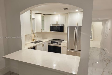 Condo in Miami Beach, Florida, 2 bedrooms  № 2014705 - photo 10