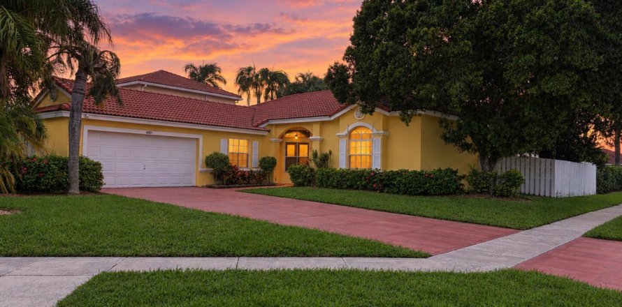House in Lake Worth, Florida 3 bedrooms, 160.16 sq.m. № 2394789