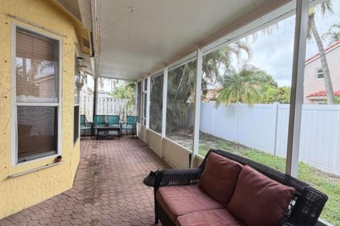 House in Lake Worth, Florida 3 bedrooms, 160.16 sq.m. № 2394789 - photo 14