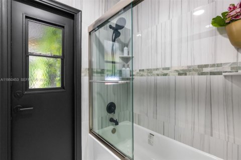 House in Coral Springs, Florida 4 bedrooms, 189.52 sq.m. № 2006547 - photo 21