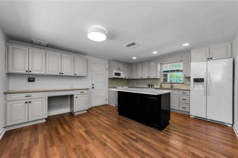 House in Tampa, Florida 3 bedrooms, 152.92 sq.m. № 1858382 - photo 9