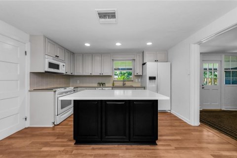 House in Tampa, Florida 3 bedrooms, 152.92 sq.m. № 1858382 - photo 10