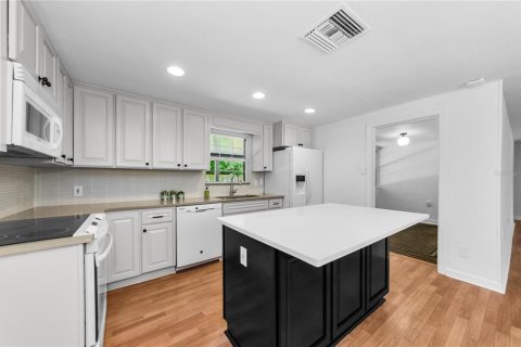 House in Tampa, Florida 3 bedrooms, 152.92 sq.m. № 1858382 - photo 11