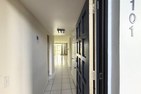 Снять в аренду кондоминиум в Лейк-Уорт, Флорида 3 комнаты, 90.86м2, № 2172721 - фото 4
