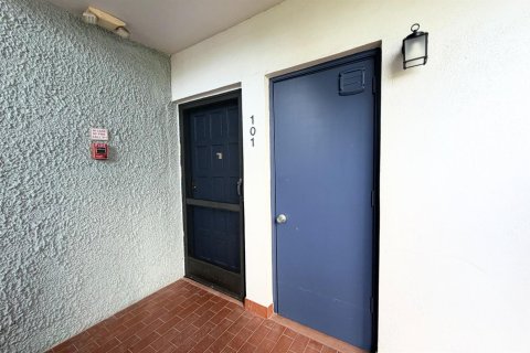 Снять в аренду кондоминиум в Лейк-Уорт, Флорида 3 комнаты, 90.86м2, № 2172721 - фото 3