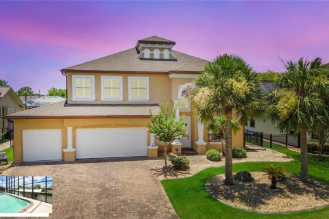 House in Palm Coast, Florida 4 bedrooms, 324.23 sq.m. № 1801836 - photo 1