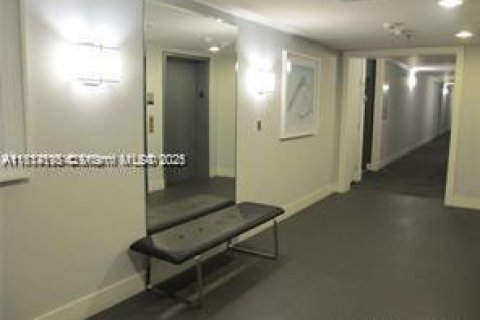 Condo in Miami, Florida, 2 bedrooms  № 1762852 - photo 8