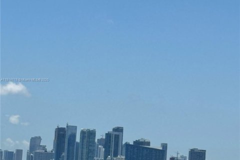Condo in Miami, Florida, 2 bedrooms  № 1762852 - photo 1