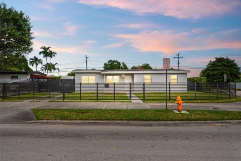 Villa ou maison à Miami, Floride 3 chambres, 104.24 m2 № 2059948